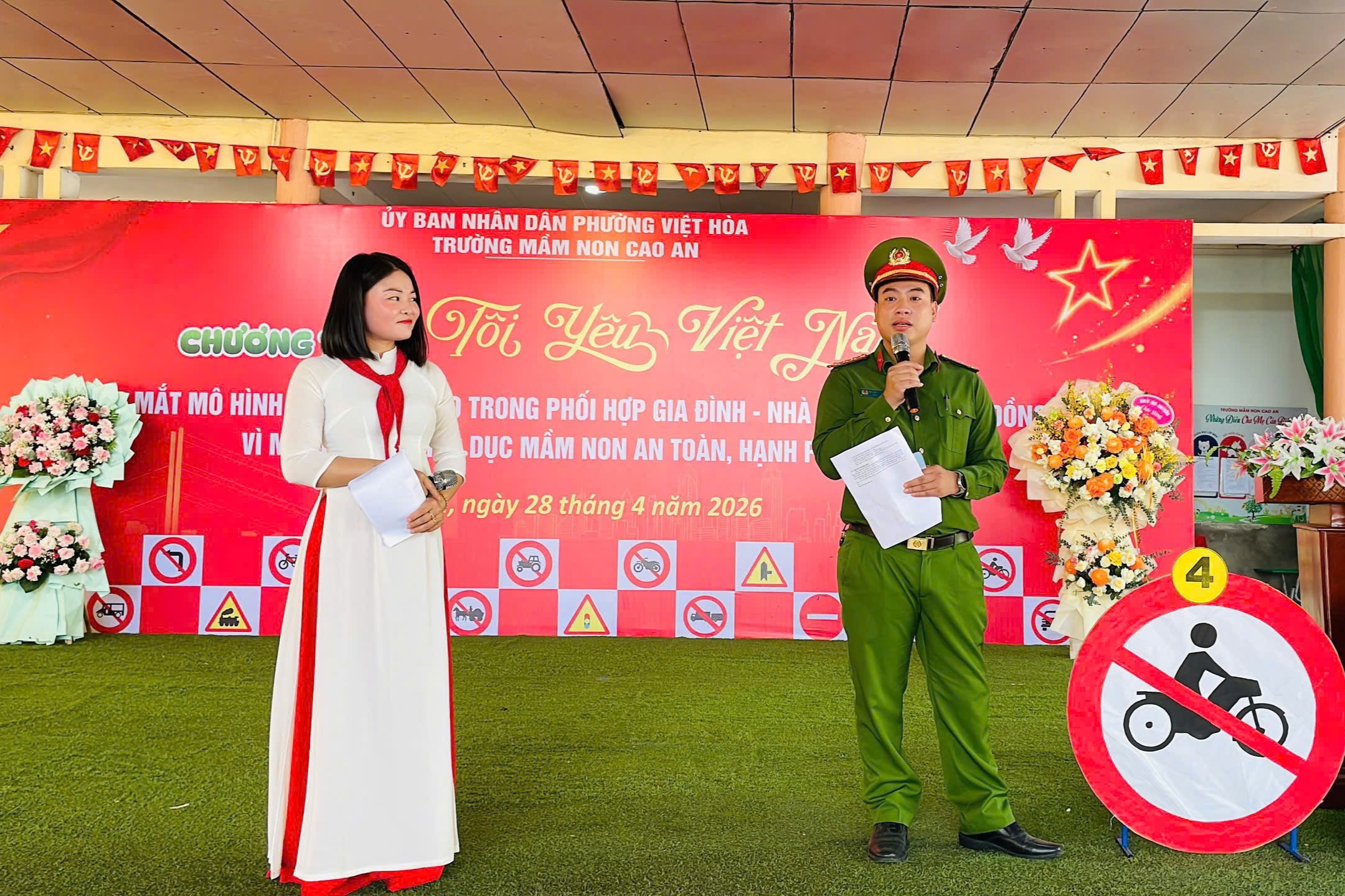 Công an phường Việt Hòa tổ chức phổ biến, giáo dục pháp luật về an toàn giao thông tại Trường Mầm non Cao An